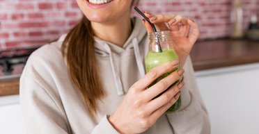 Пить каждый день: 5 противовоспалительных напитков для здоровья кишечника