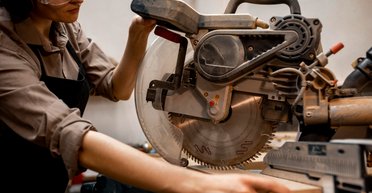 Женщин в машинисты и грузчики: как меняется рынок труда в Украине на фоне войны