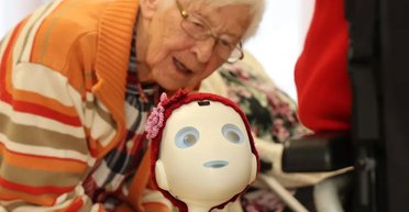 Умеет слушать и рассказывать анекдоты: в Германии выпустили роботов-внуков для пенсионеров