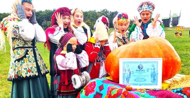 Можно донести только вчетвером: в Украине вырастили тыкву-гигант и выставили ее на аукцион (фото)