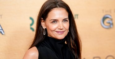 Кеті Голмс в елегантній чорній сукні відвідала гала-концерт у Нью-Йорку (фото)