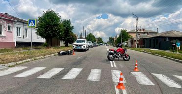 Не разминулись: на Киевщине пенсионерка на мопеде сбила байкера на Ducati (фото)