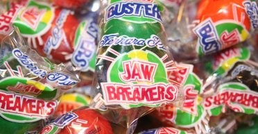 Сломала челюсть в двух местах: студентка откусила конфету с провокационным названием