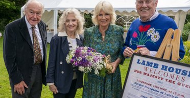 Королева Камілла вийшла у світ у сукні з павиним принтом (фото)