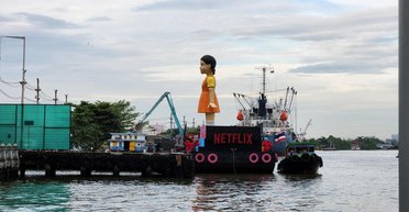 Гігантська лялька з "Гри в кальмара" з'явилася в Таїланді: Netflix влаштував мега рекламне шоу