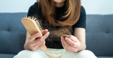 "Перестали расти летом": трихолог рассказала, почему выпадают волосы и как это остановить