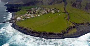 На краю світу: сім'я живе на найвіддаленішому острові у світі (відео)