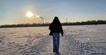 Йшли пішки по замерзлому Дніпру: киянки перейшли на інший берег міста під час тривоги (фото)