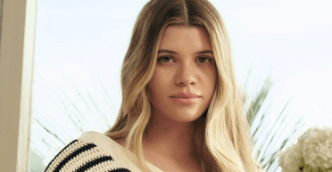 "Бездоганний стиль": Софія Річі курирувала добірку літнього вбрання Tommy Hilfiger (фото)