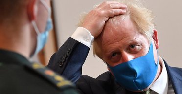 Коронабесие. Как позитивный тест на коронавирус стал модным аксессуаром знаменитостей