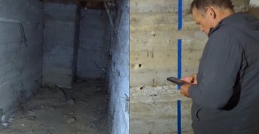 Чоловік знайшов приховане приміщення під будинком 1946 року: що було всередині (відео)