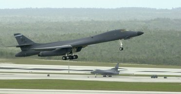 Борьба с коррозией. "Птичьи ванны" на Гуаме для бомбардировщиков B-1B Lancer