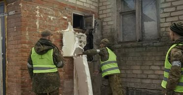 "Художник-декоратор, красиво дрова сложить сможешь": в 3 ОШБр показали, как пленные РФ отстраивают Изюм