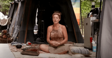 Нетрадиційний спосіб життя: мама з дітьми живе в наметі і ніколи не носить взуття (фото)