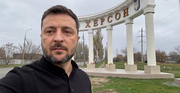 "Оккупанты сбежали отсюда": Зеленский и "Мадяр" посетили Херсон в годовщину освобождения (видео)