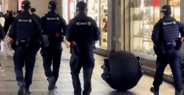 Движется со скоростью 34 км/ч: в Китае полицейские вышли патрулировать улицы с роботом