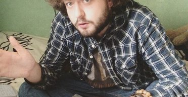 "Мне сделали операцию": россияне разбомбили квартиру известного юмориста (фото)