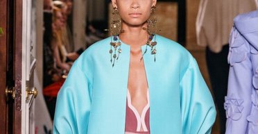 Конец оверсайза. ТОП-3 подиумных тренда осени для женских пиджаков