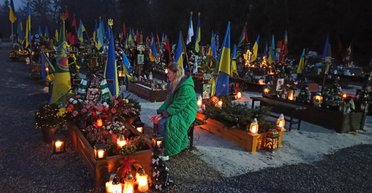 Нове Марсове поле у Львові. Фото Героїв, які здобули вічне життя в бою