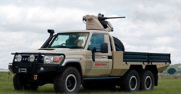 В Африке выводят на рынок экстремальный шестиколесный Toyota Land Cruiser (видео)