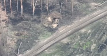 FPV-дрон ВСУ уничтожил российскую станцию РЭБ, которую оккупанты спрятали в блиндаже (видео)