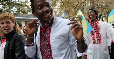 Посміхайтесь і дякуйте. Як українцям стати більш цивілізованими