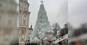 Голубые шары, гирлянды и работа в "эконом-режиме": чем удивит главная елка Украины-2025