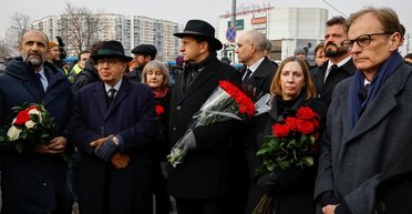 Школьники скандируют "Навальный": на похороны приехали послы стран Евросоюза и США (фото, видео)