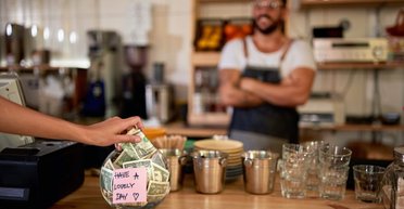 Власник ресторану дістав пачку купюр із банки для чайових, а потім помітив разючу записку
