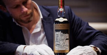 На аукціоні в Лондоні встановили рекорд: продали найдорожчу пляшку віскі у світі (фото)