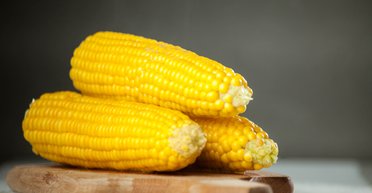 Як швидко приготувати кукурудзу без варіння: простий і доступний рецепт