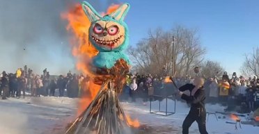 В России на Масленицу сожгли гигантскую Лабубу (фото, видео)