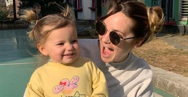 6-річна дівчинка поставила маму в глухий кут своїм каверзним запитанням про чоловіків (відео)