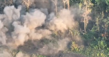 "Нові традиції": артилерія 40 бригади ЗСУ знищила БМП-2 росіян у лісі (відео)