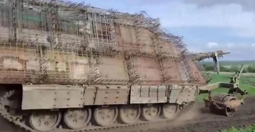 Заставляют дронщиков работать более качественно: военный ВСУ об эффективности "танков-курятников" РФ