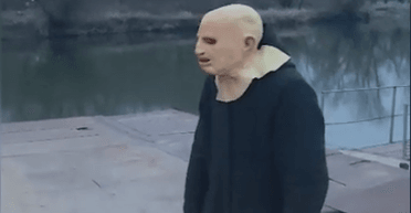 У латексній масці та плащі-мантії: на кордоні зловили неординарного ухилянта (фото, відео)