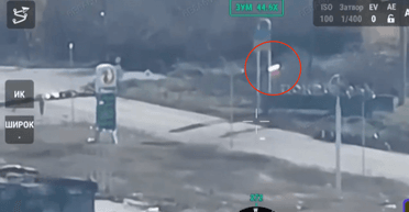 "Ганчірка як з'явилась — так і зникла": оборонці знищили триколор у Покровську (відео)