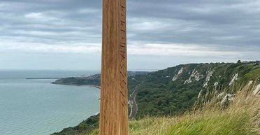 На півдні Великої Британії таємничим чином з'явився стовп із зображенням балтійського бога (фото)