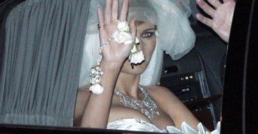 Весільна сукня Меланії Трамп продається на eBay з величезною знижкою (фото)