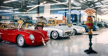 На Бали вернули в производство культовые спорткары Aston Martin, BMW и Porsche (видео)