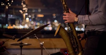 Новогодний джаз и "8 женщин" Франсуа Озона. 5 событий выходных, которые нельзя пропустить