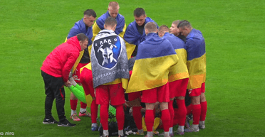 Увезли с поля на скорой: голкипер упал в обморок при исполнении гимна Украины (видео)