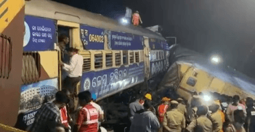 Пострадали более 100 человек: в Индии на железной дороге столкнулись поезда (видео)