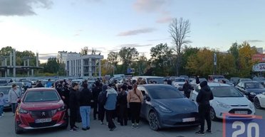У Тернополі люди у військовій формі добу тримали чоловіка в авто: сталась масова бійка (відео)