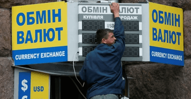 Вище 43 грн: курс долара в обмінниках знову зріс