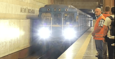 Ремонт синей ветки метро Киева: в столичной подземке впервые проехал пробный поезд (видео)