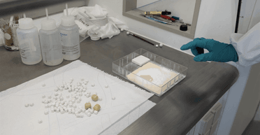 Обычный камень превратили в аккумулятор: как новый электролит изменит индустрию батарей