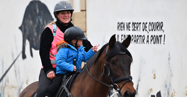 Француженка сменила авто на лошадь после подорожания бензина: удалось ли ей сэкономить (видео)