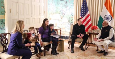 Взял сразу троих: Илон Маск явился на важную встречу с детьми и своей девушкой