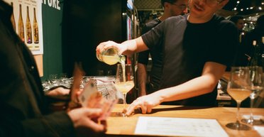 Черги, штрафи, подорожчання: що принесуть Україні нові правила продажу алкоголю